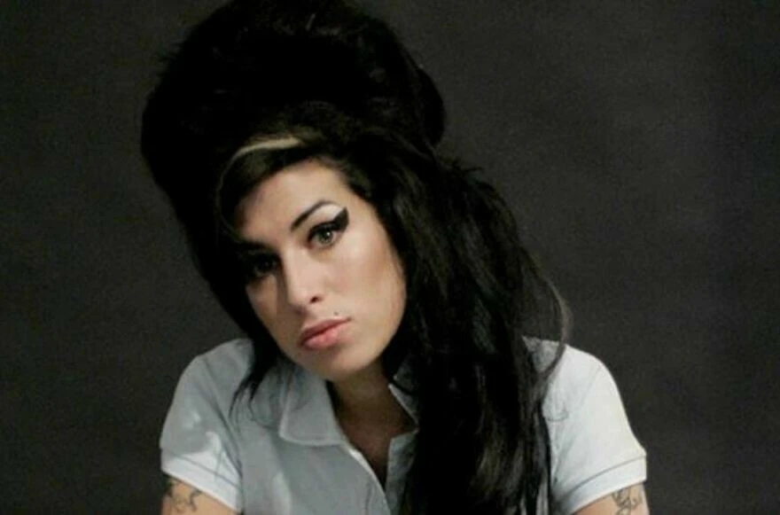 Amy Winehouse kimdir, kaç yaşında?