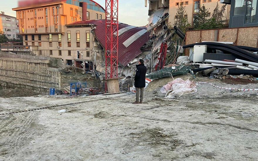 Son dakika! İnşaat alanında korku dolu anlar! Arel Üniversitesi'nin bir kısmı yıkıldı