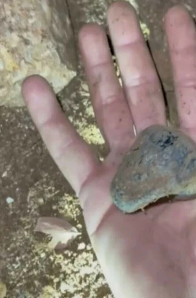 Gökte ararken yerde buldu! Yürüyüş esnasında ayağına milyonlarca lira takıldı