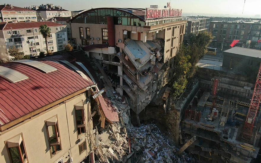 Son dakika! İnşaat alanında korku dolu anlar! Arel Üniversitesi'nin bir kısmı yıkıldı
