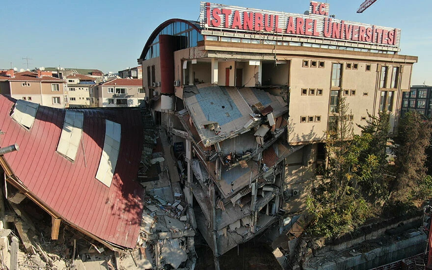 Son dakika! İnşaat alanında korku dolu anlar! Arel Üniversitesi'nin bir kısmı yıkıldı