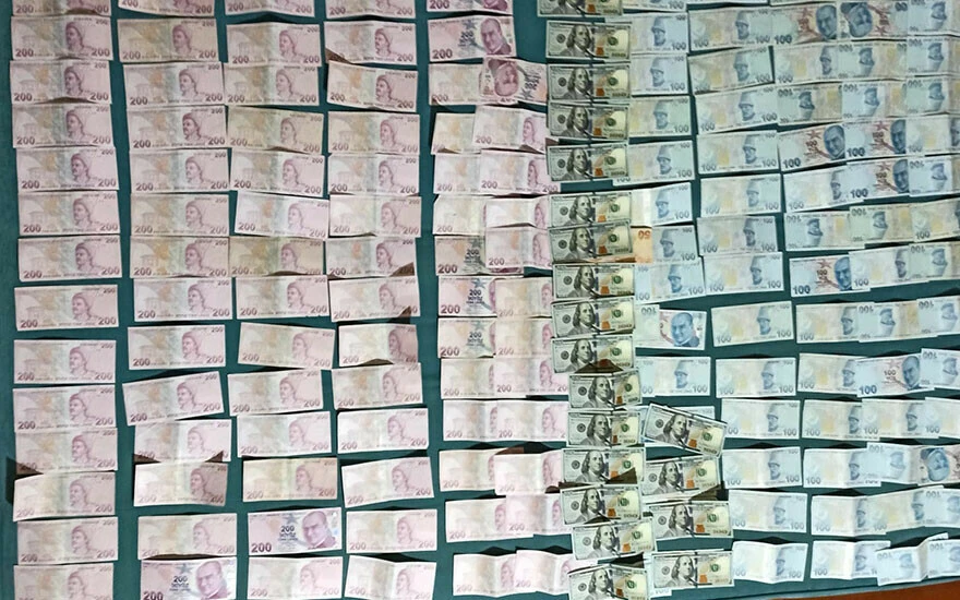Adana'da FETÖ'nün hücre evlerinde binlerce euro,dolar ve 100 gram altın ele geçirildi