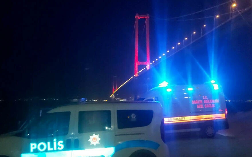 Polis memuru Osmangazi Köprüsü'nden atlayarak <a href=