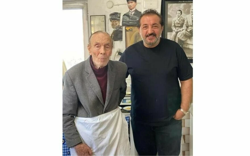 92 yaşındaki kahvaltıcı Eşref amcayı ziyarete giden MasterChef Mehmet Yalçınkaya, gündem oldu!