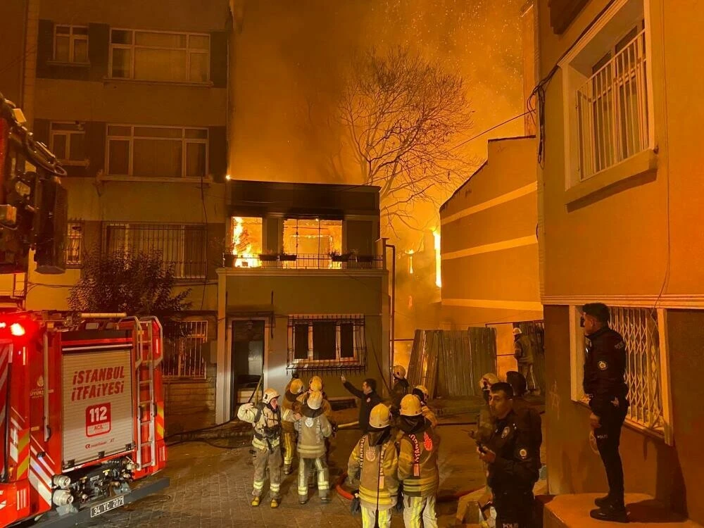 Beyoğlu'nda yangın paniği! Metruk binada başladı, 5 binaya sıçradı