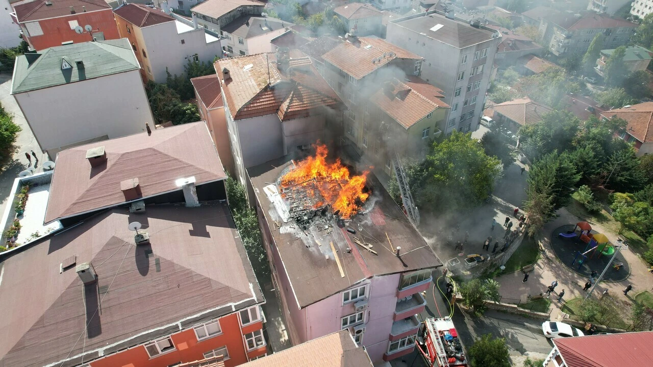 Ataşehir'de 4 katlı bir binanın çatısı alev alev yandı
