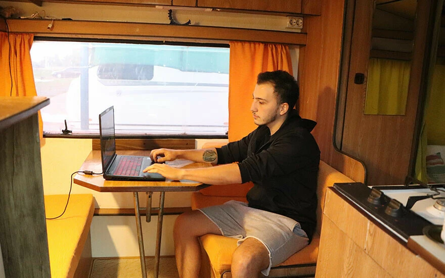 Kiralık evlerdeki fahiş fiyatları gören öğrenci karavanda yaşamaya başladı