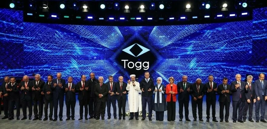 Togg töreninde dikkat çeken detaylar: Erdoğan çiftinin seçimi 'Anadolu ateşi' oldu