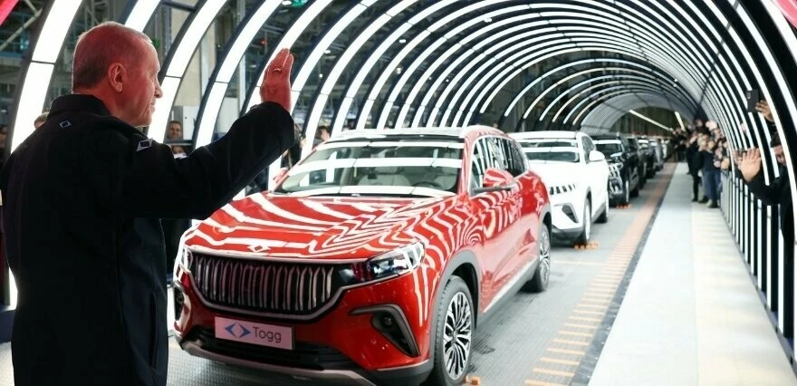 Togg töreninde dikkat çeken detaylar: Erdoğan çiftinin seçimi 'Anadolu ateşi' oldu