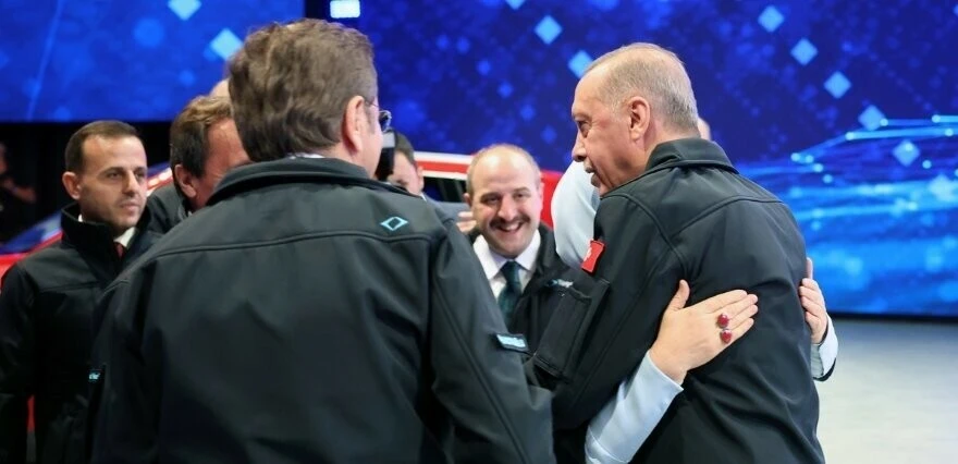 Togg töreninde dikkat çeken detaylar: Erdoğan çiftinin seçimi 'Anadolu ateşi' oldu