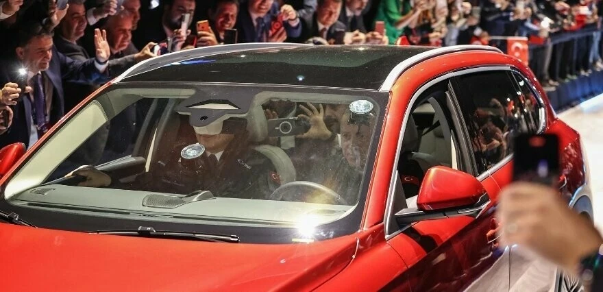 Togg töreninde dikkat çeken detaylar: Erdoğan çiftinin seçimi 'Anadolu ateşi' oldu