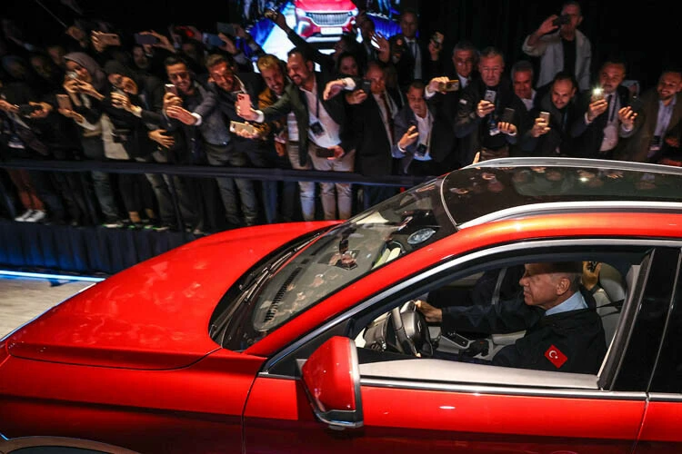 Son dakika! Yerli otomobil Togg banttan indi, direksiyona Cumhurbaşkanı Erdoğan geçti: 'Çılgın Türkler geliyor' diyecekler