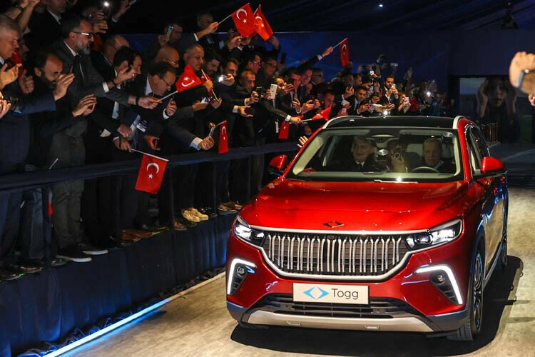 Son dakika! Yerli otomobil Togg banttan indi, direksiyona Cumhurbaşkanı Erdoğan geçti: 'Çılgın Türkler geliyor' diyecekler