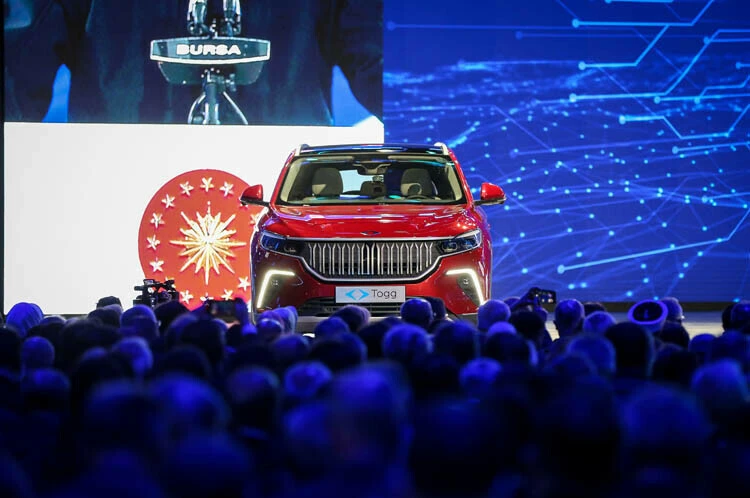 Son dakika! Yerli otomobil Togg banttan indi, direksiyona Cumhurbaşkanı Erdoğan geçti: 'Çılgın Türkler geliyor' diyecekler