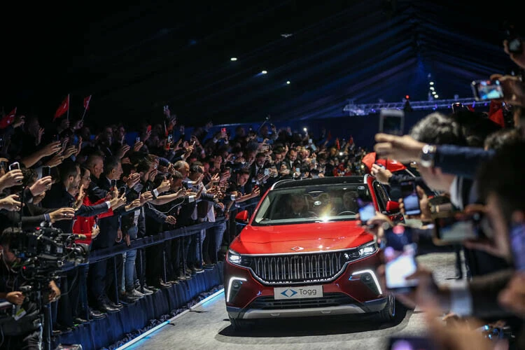 Son dakika! Yerli otomobil Togg banttan indi, direksiyona Cumhurbaşkanı Erdoğan geçti: 'Çılgın Türkler geliyor' diyecekler