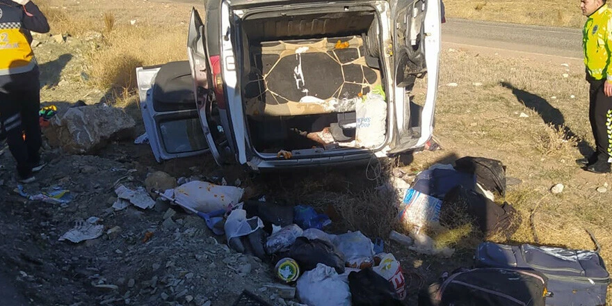 Sivas’ta hafif ticari araç takla attı: 4 yaralı