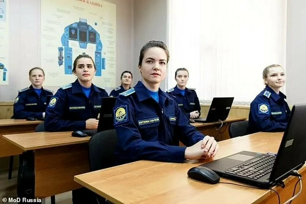 Putin 'ölüm makinelerini' sahaya sürüyor: Kadın pilotlar stratejik nükleer bomba ve nakliye uçaklarında eğitimli