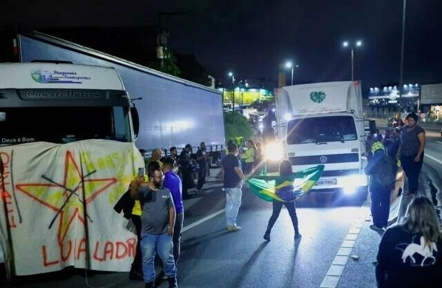 Brezilya'da Jair Bolsonaro ateşi! Destekçileri ortalığı yangın yerine çevirdi