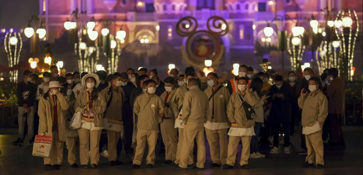 Sıfır-vakadan vazgeçmeyen Çin Disneyland'i de kapattı! Negatif olmayan çıkamıyor