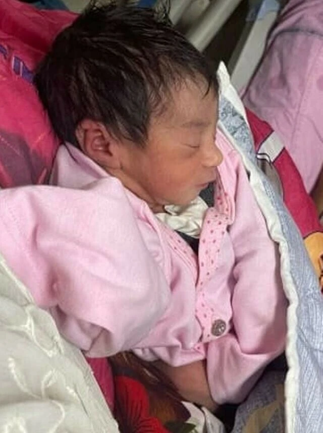 Hiçbir hayat belirtisi yokken bebeğini doğurdu! Doktorların çabası mutlulukla sonuçlandı