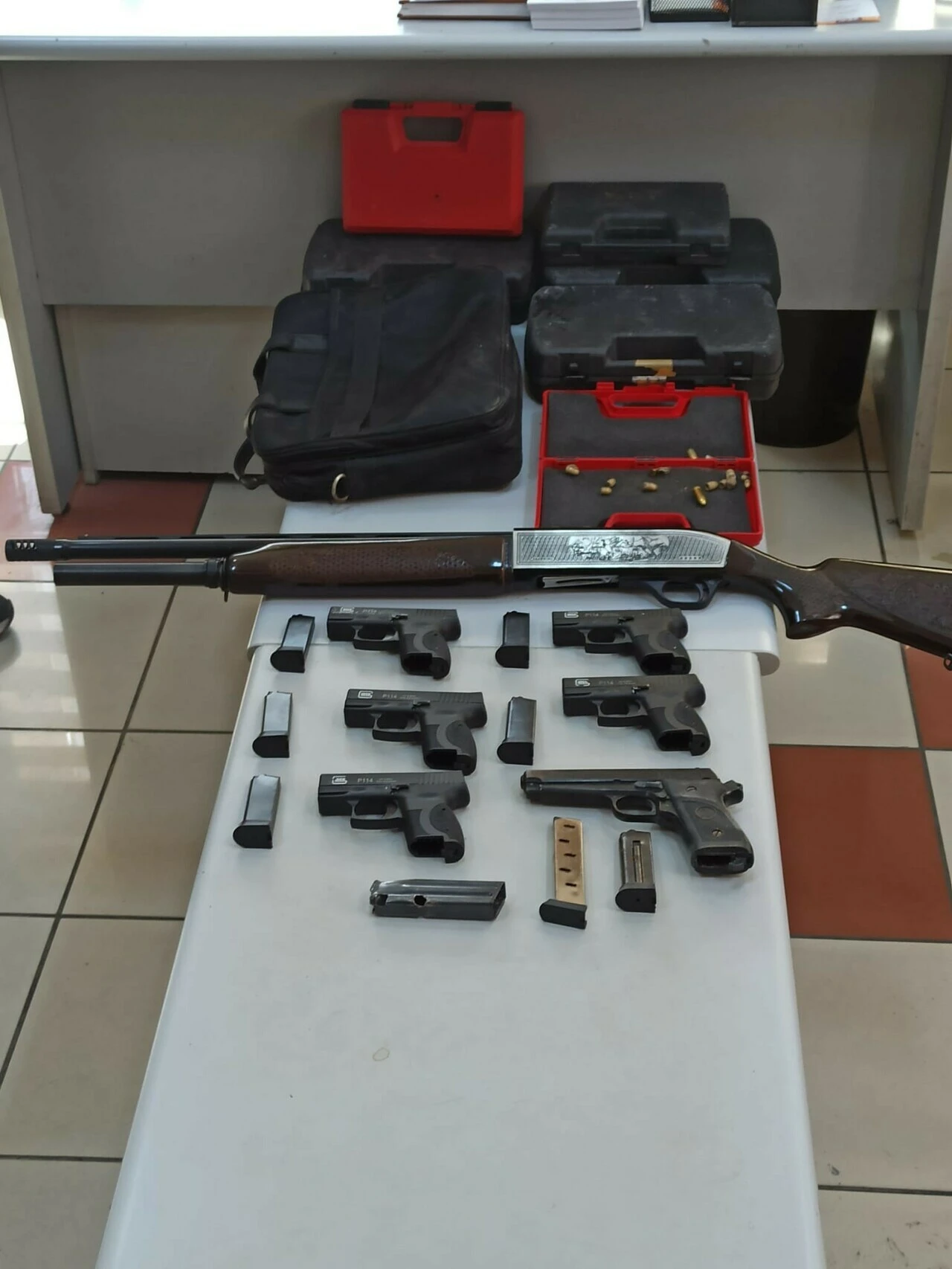 Oto yıkamacı değil cephanelik: Tabanca, av tüfeği, mermi...