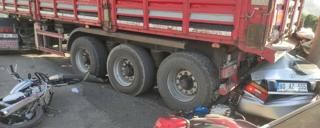 Freni boşalan tır, 15 motosikleti hurdaya çevirdi
