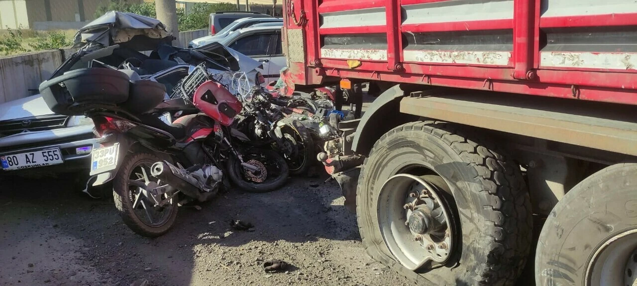 Freni boşalan tır, 15 motosikleti hurdaya çevirdi