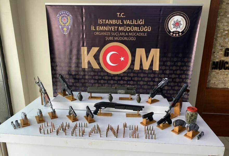 İstanbul'da cephanelik baskını! Lav silahı, kalaşnikof ve bombalarla yakalandılar