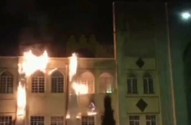 İran'da protestocular molla medreselerini yakmaya başladılar! Olaylar gittikçe şiddetleniyor