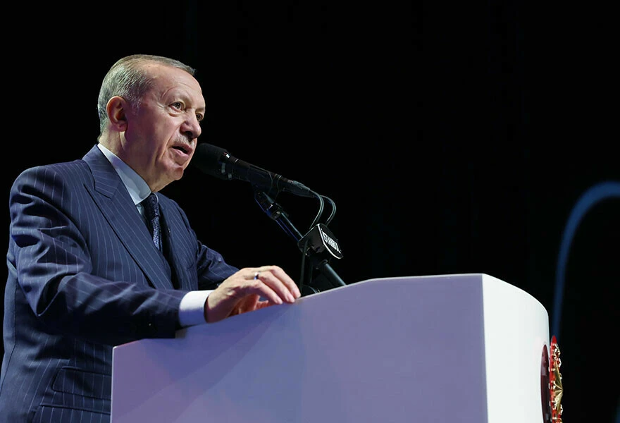 Son dakika! Cumhurbaşkanı Erdoğan'dan Kılıçdaroğlu'na başörtüsü tepkisi: Anayasa değişikliği teklif ettik, kaçak dövüşüyor
