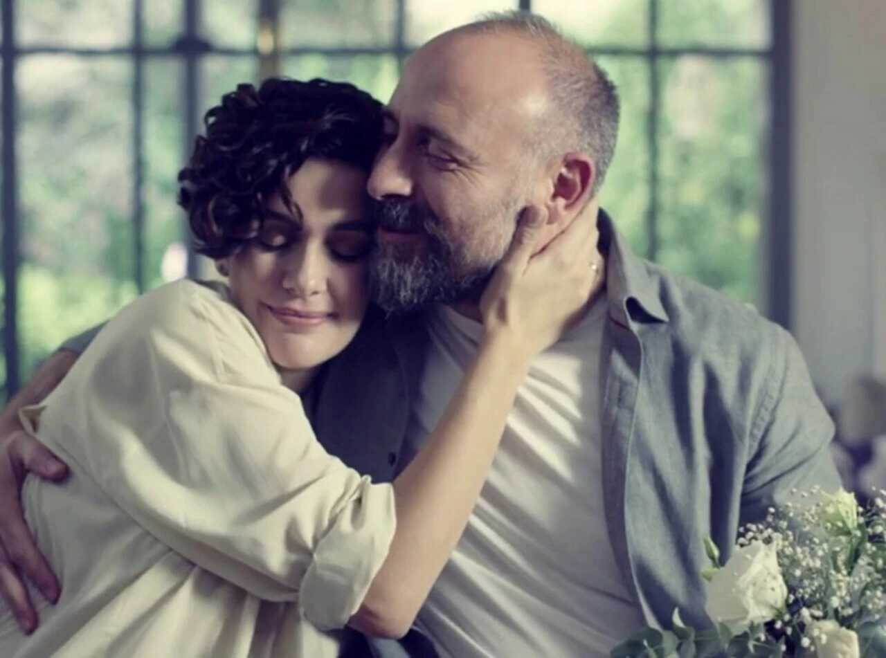 Kızının doğum görüntülerini paylaşan Bergüzar Korel viral oldu: Önünde, arkanda, yanında nerede istersen oradayım