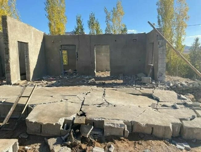 Van'da evini yıkmaya çalışan kişi duvarın altında kalarak öldü