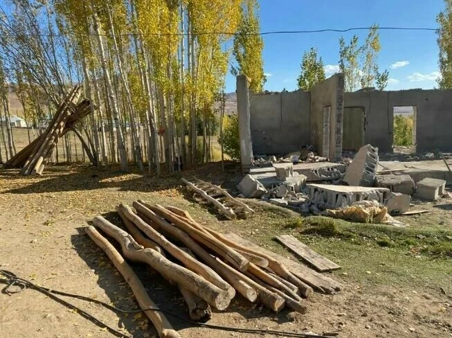 Van'da evini yıkmaya çalışan kişi duvarın altında kalarak öldü