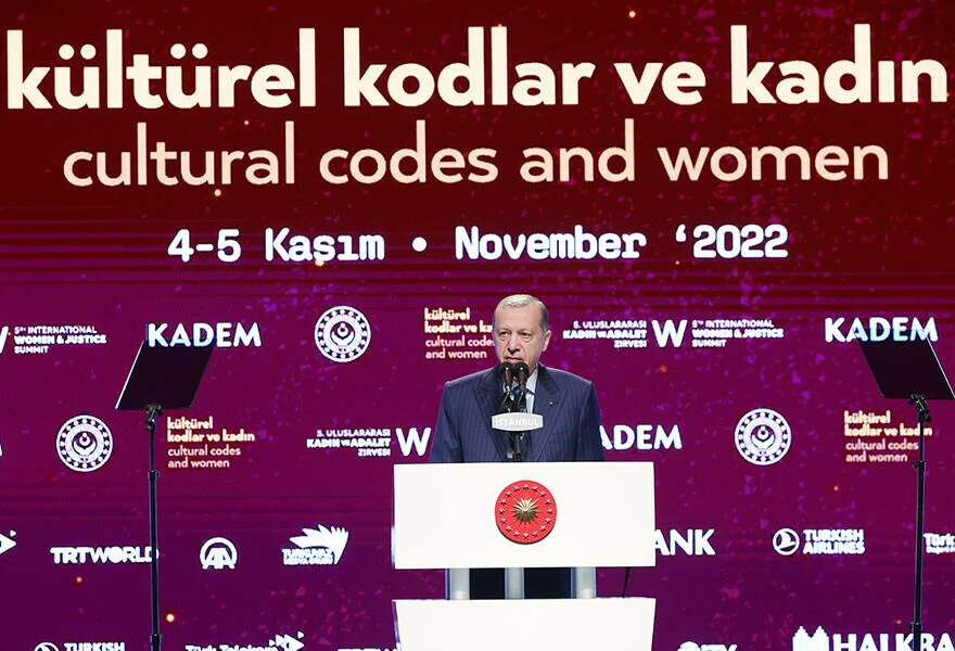 Son dakika! Cumhurbaşkanı Erdoğan'dan Kılıçdaroğlu'na başörtüsü tepkisi: Anayasa değişikliği teklif ettik, kaçak dövüşüyor