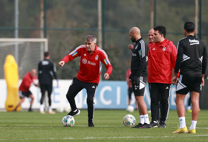 Beşiktaş'ta derbi öncesi moralleri bozan gelişme! Yıldız futbolcu sakatlandı
