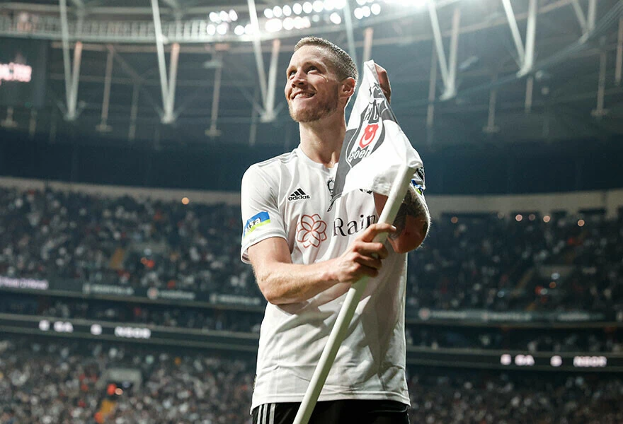 Beşiktaş'ta derbi öncesi moralleri bozan gelişme! Yıldız futbolcu sakatlandı