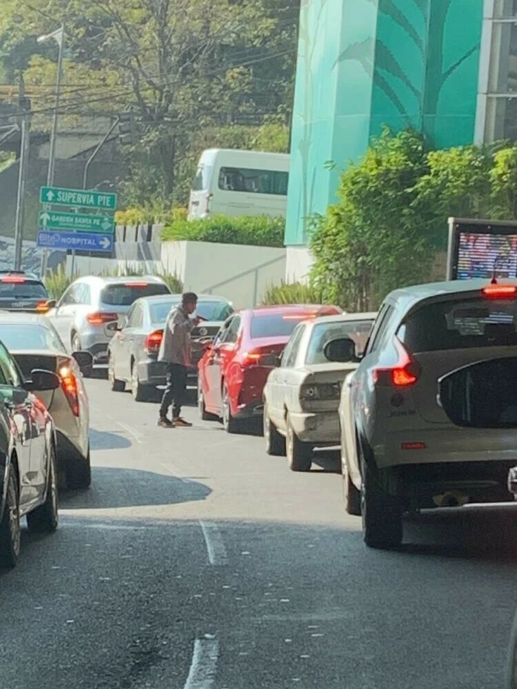 Sıkışık trafikte korku dolu anlar: Silahıyla araç sürücülerini gasp etti