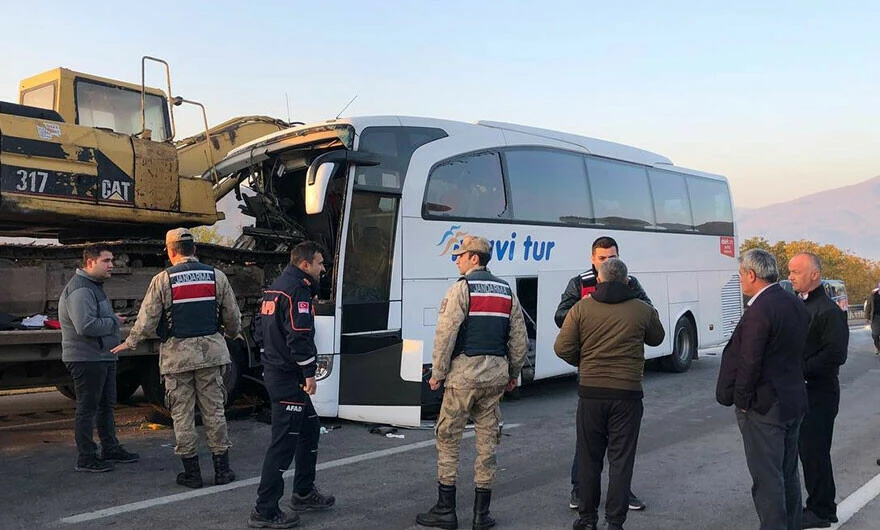 Son dakika! Amasya’da yolcu otobüsü iş makinesine çarptı: Ölü ve yaralılar var