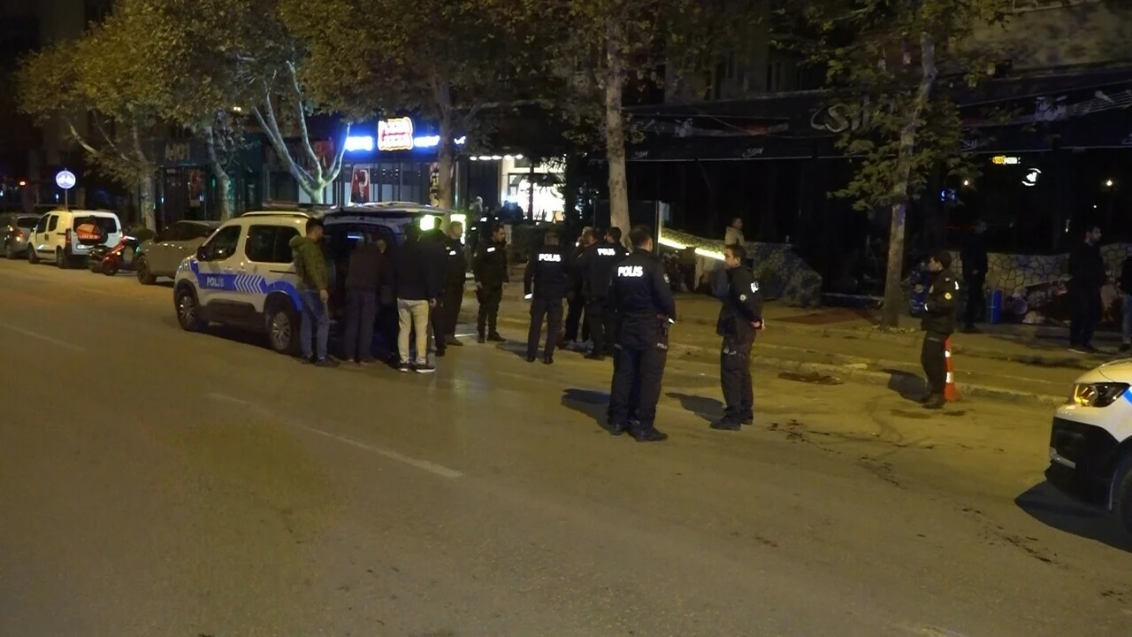 Kocaeli'de 'yan masadaki kadına ikram' kavgasında silahlar konuştu: 1'i ağır 2 yaralı