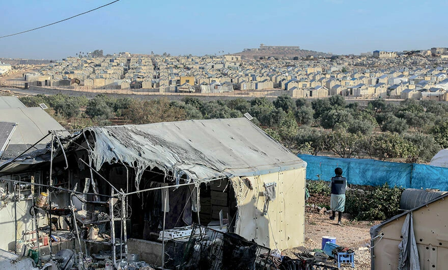 Esad rejimi İdlib’te çadır kampına bombalı saldırı düzenledi: Ölü ve yaralılar var