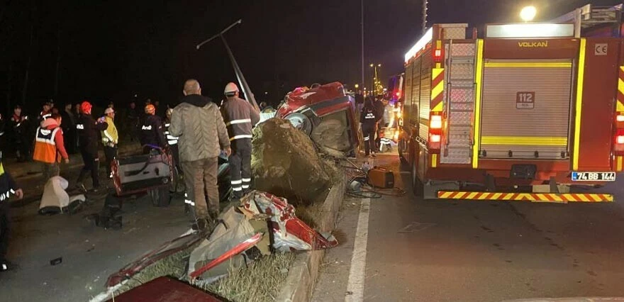 Bartın'da feci kazada araç hurdaya döndü! Ehliyetsiz çocuk sürücü hayatını kaybetti, üç kişi yaralandı