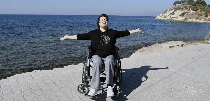 Fıtık ameliyatı sonucu yatalak kaldı! Altı yıl sonra denizi gördü, gözyaşlarını tutamadı