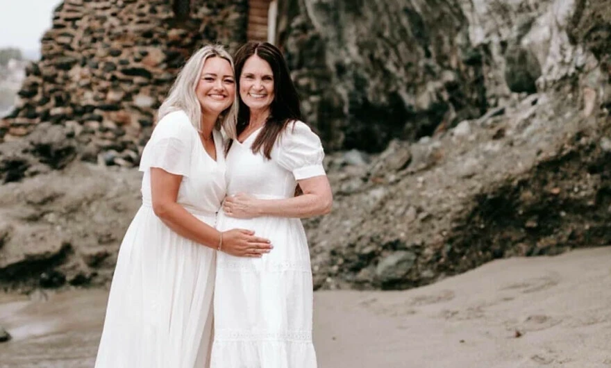 ABD’de 56 yaşındaki babaanne torununu doğurdu!