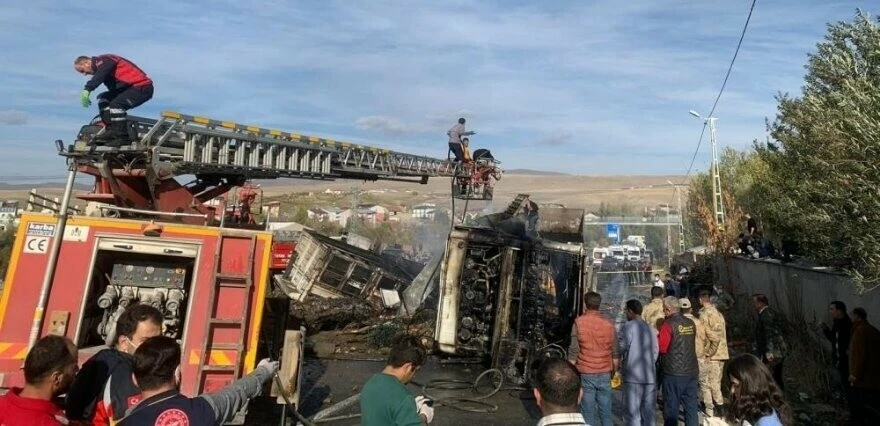 Son dakika! Ağrı'da yolcu otobüsü ile kamyon çarpıştı, kaza sonrası otobüs alev topuna döndü: Çok sayıda ölü ve yaralı var