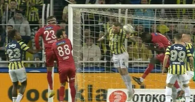 Hüseyin Göçek'e dev tepki: Penaltı pozisyonu tartışmalara neden oldu!