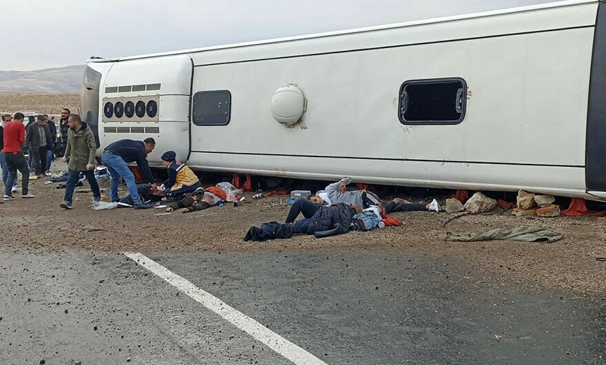 Son dakika: Sivas’ta sınır dışı edilen göçmenleri taşıyan otobüs devrildi, çok sayıda ölü ve yaralı var