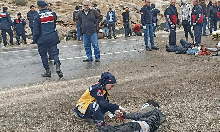 Son dakika: Sivas’ta sınır dışı edilen göçmenleri taşıyan otobüs devrildi, çok sayıda ölü ve yaralı var