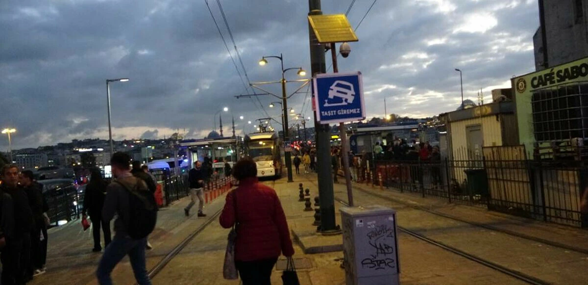 Karaköy'de tramvay yoluna giren lüks cip raylarda asılı kaldı!