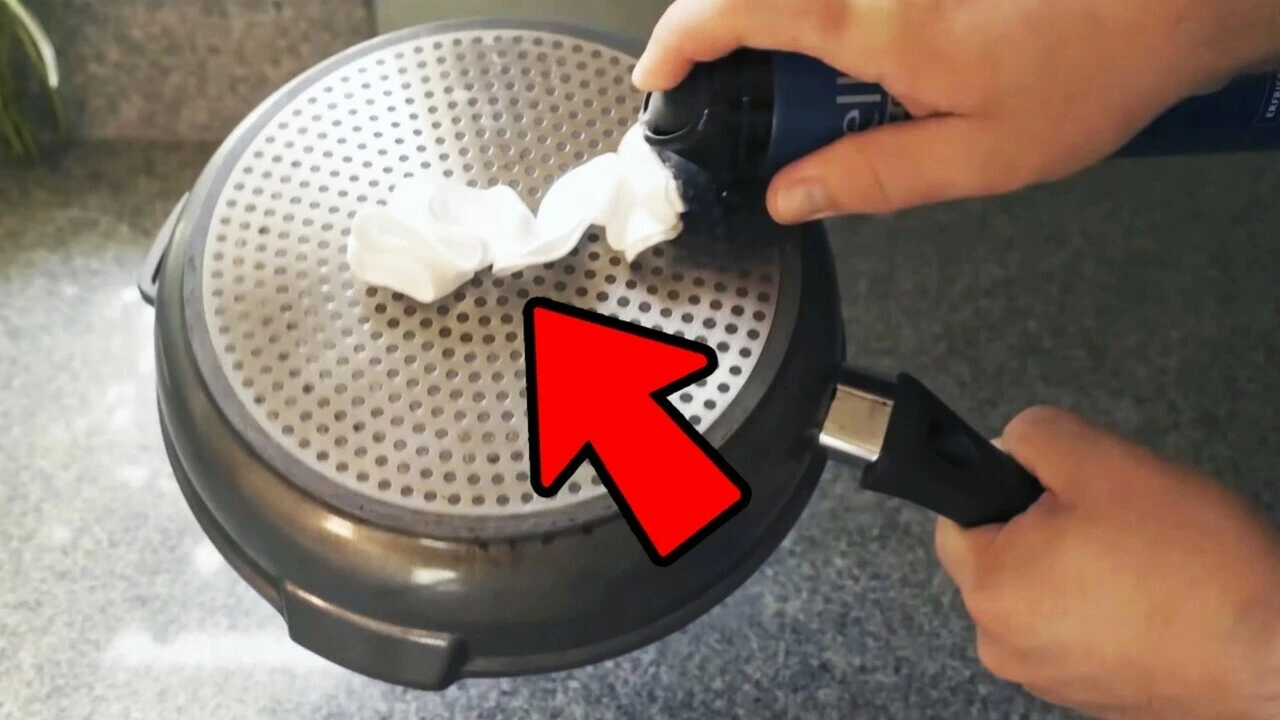 Tıraş köpüğünün tıraş etmek dışındaki faydalarına inanamayacaksınız: En iyi deterjanın çıkaramadığı lekeleri çıkarıyor!