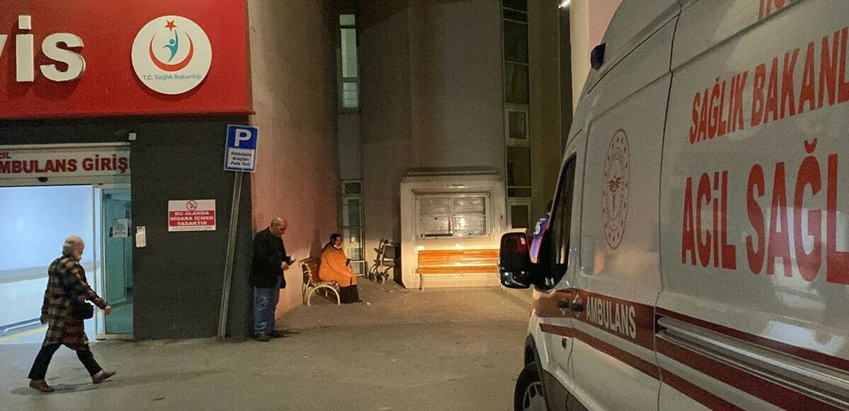 Gazetecilere saldırmak için sedyeden fırladı